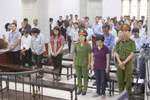 Các bị cáo trong phiên xét xử ngày 2/10. (Ảnh: Doãn Tấn/TTXVN)