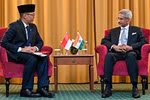 Ngoại trưởng Indonesia Sugiono và Ngoại trưởng Ấn Độ S Jaishankar tại cuộc gặp bên lề Hội nghị BRICS ở Kazan, Nga, ngày 23/10/2024. (Ảnh: ANI/TTXVN)