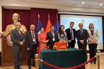 Đại diện các cơ quan chức năng của Việt Nam và Pháp chứng kiến buổi lễ chuyển giao Ấn vàng “Hoàng đế chi bảo" ở Đại sứ quán Việt Nam tại Pháp. (Ảnh: Nguyễn Thu Hà/TTXVN) 