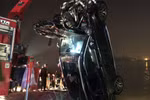 Lực lượng chức năng đã trục vớt được chiếc xe ôtô văng khỏi cầu Chương Dương vào sáng sớm 4/11. (Ảnh: PV/Vietnam+)