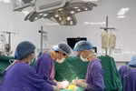 Các bác sỹ thực hiện ca ghép tạng cho bệnh nhân. (Ảnh: PV/Vietnam+)