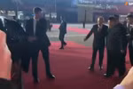 Cận cảnh Tổng thống Putin và nhà lãnh đạo Kim Jong-un 'nhường nhau lên xe