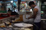 Con cá ngừ nặng hơn 40kg có giá khoảng 4 triệu rưỡi cả con. (Ảnh: Ngọc Duy/Vietnam+)
