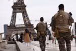 Binh sỹ Pháp tuần tra tại Thủ đô Paris, ngày 25/3/2024. (Ảnh: THX/TTXVN)