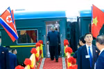 Chủ tịch Triều Tiên Kim Jong-un xuống tàu hỏa tại ga Đồng Đăng lúc 8 giờ 20 phút. (Ảnh: Nhan Sáng/TTXVN)