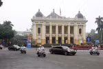 Xe chở Chủ tịch Triều Tiên đi ngang qua Nhà Hát lớn Hà Nội. (Ảnh: Minh Sơn/Vietnam+) 