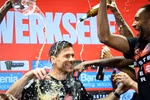 Các cầu thủ Leverkusen dội bia lên người Xabi Alonso ngay trong phòng họp báo