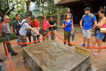 Du khách quốc tế tham quan tại khu di tích Lịch sử-Văn hóa Cố đô Hoa Lư. (Ảnh: Minh Đức/TTXVN)