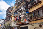 Một chung cu cũ ở Hà Nội. (Nguồn: TTXVN)