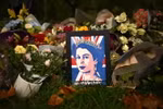 Người dân đặt hoa tưởng niệm Nữ hoàng Elizabeth II tại London, Anh. (Ảnh: AFP/TTXVN)