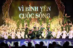 Chương trình biểu diễn nghệ thuật chào mừng Lễ kỷ niệm 60 năm Ngày truyền thống lực lượng cảnh sát nhân dân. (Ảnh: Phạm Kiên/TTXVN)