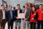 Hội Chữ thập đỏ Việt Nam trao Bằng khen cho 'người hùng' cứu bé 3 tuổi