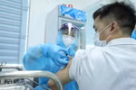 Tiêm vaccine phòng COVID-19 cho nhân viên y tế của Bệnh viện Bệnh Nhiệt đới TƯ cơ sở 2 (Hà Nội), sáng 8/3. (Ảnh: Minh Quyết/TTXVN)