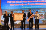 Lễ đón nhận Quyết định của Thủ tướng Chính phủ công nhận Thị xã Hồng Ngự (tỉnh Đồng Tháp) hoàn thành nhiệm vụ xây dựng nông thôn mới năm 2019. (Ảnh: Chương Đài/TTXVN)