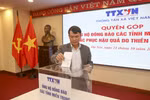 Tổng Giám đốc TTXVN Nguyễn Đức Lợi tham gia quyên góp. (Ảnh: Tuấn Đức/TTXVN)