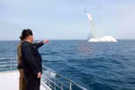 Bức ảnh được cho là nhà lãnh đạo Triều Tiên Kim Jong-un thị sát một vụ thử tên lửa đạn đạo phóng từ tàu ngầm. (Nguồn: EPA)