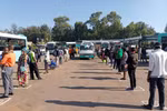 Người dân Rwanda thực hiện quy định giãn cách xã hội tại một bến xe. (Nguồn: softpower.ug)
