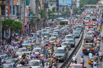 Trên nhiều tuyến phố, xe ôtô dàn hàng ngang nối đuôi nhau không còn là hình ảnh hiếm ở Hà Nội. (Ảnh: PV/Vietnam+)