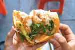 Bánh mỳ kẹp là món ăn đường phố ưa thích của người dân Thủ đô bởi mùi vị ngon hòa quyện của nó. (Ảnh: Vietnam+)