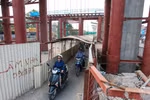 Hơn một tuần nay, người dân Thủ đô lưu thông đến ngã tư Nhổn - Cầu Diễn đều cảm thấy lạ lùng khi xe máy được bố trí qua một lối đi riêng bằng đường hầm. (Ảnh: PV/Vietnam+)