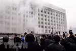 Người biểu tình quá khích tấn công tòa thị chính thành phố Almaty, Kazakhstan ngày 5/1/2022. (Ảnh: AFP/TTXVN) 