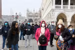 Người dân và khách du lịch đeo khẩu trang phòng tránh dịch COVID-19 tại Venice, Italy, ngày 25/2. (Ảnh: AFP/TTXVN)