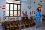 Phun hóa chất tiêu độc khử trùng tại trường Tiểu học Tam Hiệp (Yên Thế, Bắc Giang). (Ảnh: Đồng Thúy/TTXVN)