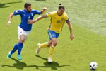 Zlatan Ibrahimovic và các đồng đội sẽ phải nỗ lực hết mình nếu không muốn chia tay sớm EURO 2016. (Nguồn: AFP/TTXVN)