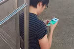 Một người chơi Pokemon Go ở Singapore. (Nguồn: channelnewsasia.com)