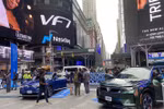 VinFast trưng bày sản phẩm xe điện trước cửa trụ sở chính của Nasdaq ở Quảng trường Thời đại, New York. (Ảnh: Quang Huy/TTXVN)