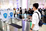 Hành khách làm thủ tục tại sân bay Nội Bài. (Ảnh: C06 cung cấp)