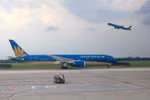 Máy bay của hãng hàng không Vietnam Airlines cất và hạ cánh tại sân bay Tân Sơn Nhất. (Ảnh: Ngọc Hà/TTXVN)