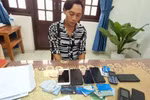 Đối tượng Phúc cùng tang vật. (Ảnh: TTXVN phát)