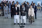 Tổng thống Afghanistan Ashraf Ghani (giữa) trong cuộc họp báo sau khi bỏ phiếu tại điểm bầu cử ở Kabul ngày 28/9/2020. (Ảnh: AFP/TTXVN)