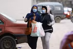 Người dân đeo khẩu trang nhằm ngăn chặn sự lây lan của dịch COVID-19 tại Cairo, Ai Cập. (Ảnh: THX/TTXVN)
