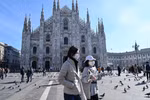 Người dân đeo khẩu trang phòng lây nhiễm dịch viêm đường hô hấp cấp COVID-19 ở Duomo, Milan, Italy ngày 24/2/2020. (Ảnh: AFP/TTXVN)
