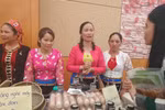 Giới thiệu sản phẩm nông sản sạch của phụ nữ dân tộc thiểu số. (Ảnh: PV/Vietnam+)