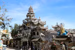 Cổng chùa Linh Phước. (Ảnh: Nhật Anh/TTXVN)