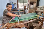 Nghệ nhân lớn tuổi người Chăm dệt vải thổ cẩm truyền thống. (Ảnh: Nguyễn Thành/TTXVN)
