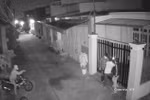 Kẻ gian thường lợi dụng đêm khuya phá khóa đột nhập lấy trộm tài sản, ảnh cắt từ clip. (Nguồn: Báo Công an Thành phố Hồ Chí Minh)
