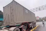 Bề ngoài của xe container "cắt nóc" không khác với xe bình thường, tuy nhiên phần thùng có thêm chân thủy lực. (Nguồn: Báo Vietnamnet)