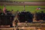 Đoàn xe quân sự Mỹ ở gần làng Yalanli, ngoại ô phía tây thành phố Manbij, Syria. (Ảnh: AFP/TTXVN)