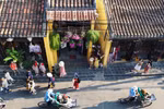 Du khách quốc tế tham quan Phố cổ Hội An. (Ảnh: Thanh Tùng/TTXVN) 
