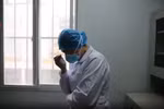 Clip rớt nước mắt về cảnh nữ y tá Vũ Hán nhận được tin mẹ mất