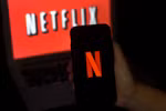 Bắt đầu từ năm 2023, Netflix sẽ dừng tính năng chia sẻ mật khẩu và dùng chung tài khoản trên nền tảng của mình. (Nguồn: AFP/Getty Images)