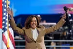 Phó Tổng thống Mỹ Kamala Harris phát biểu trong chiến dịch vận động tranh cử ở Milwaukee, Wisconsin, ngày 20/8/2024. (Ảnh: AA/TTXVN)