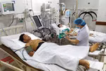 Nạn nhân Đinh Phạm Công, bị vùi lấp đa chấn thương đang được chăm sóc tại Khoa Hồi sức tích cực-Chống độc, Bệnh viện đa khoa tỉnh Quảng Nam. (Ảnh: Trần Lê Lâm/TTXVN) 