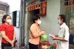 Trao hỗ trợ cho người dân bị ảnh hưởng vì dịch COVID-19. (Ảnh: Thanh Vũ/TTXVN) 