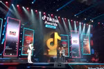 Ông Lê Quốc Minh, Phó Tổng Giám đốc TTXVN, nhận giải tại Đêm vinh danh TikTok Awards Việt Nam 2020. (Nguồn: Vietnam+) 
