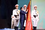 Thủ tướng Phạm Minh Chính gắn Huân chương Hồ Chí Minh lên lá cờ truyền thống của lực lượng Cảnh sát Nhân dân, Bộ Công an. (Ảnh: Phạm Kiên/TTXVN) 